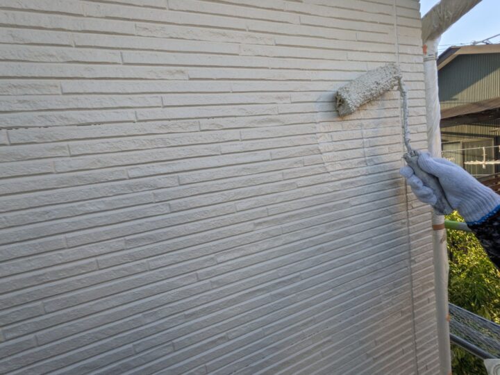 上塗り材を塗布する工程です。これで塗装の工程は完了です。