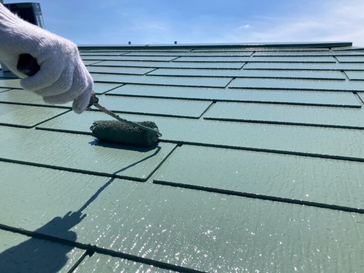 上塗り材を塗布する工程です。これで塗装の工程は完了です。