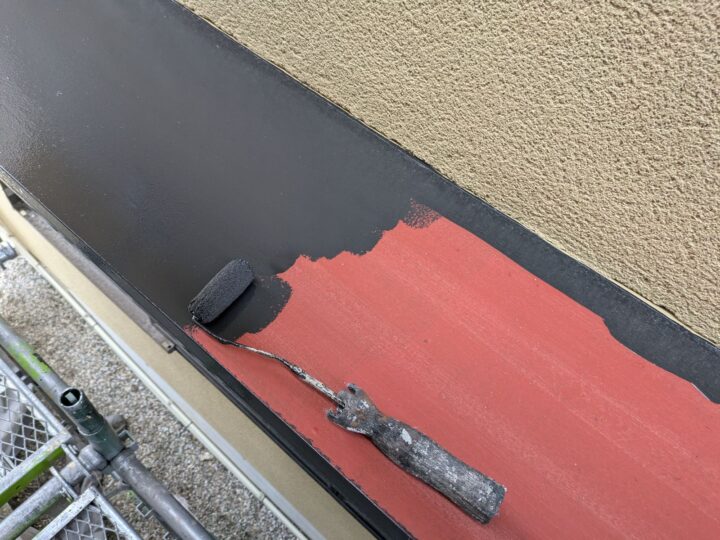 庇板金/中塗り/中塗り材を塗布する工程です。