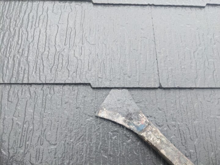 縁切り/屋根材と屋根材の間に隙間を作る作業を行いました。これにより、雨漏りを防止できます。