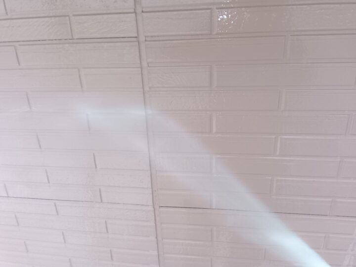 建物に付着した汚れや旧塗膜を落としました。