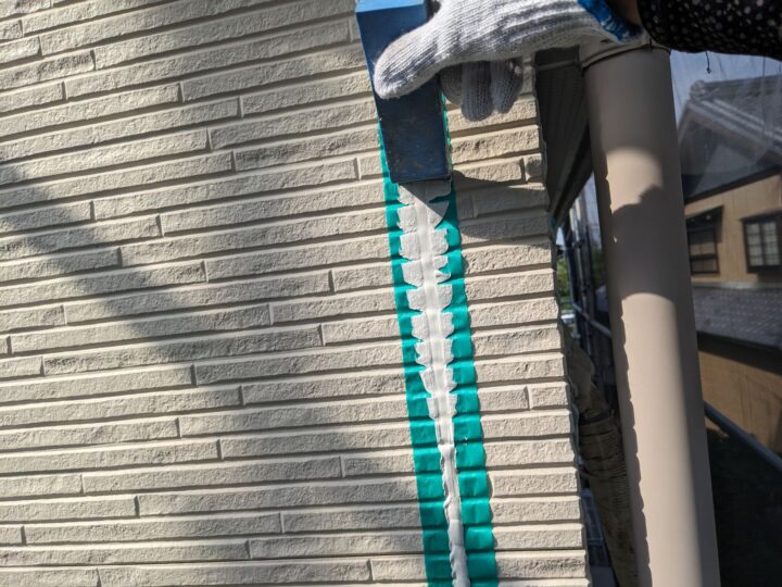 シーリング充填した箇所を綺麗に整えています。