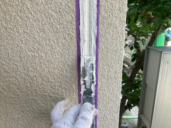 シーリング充填した箇所を綺麗に整えています。