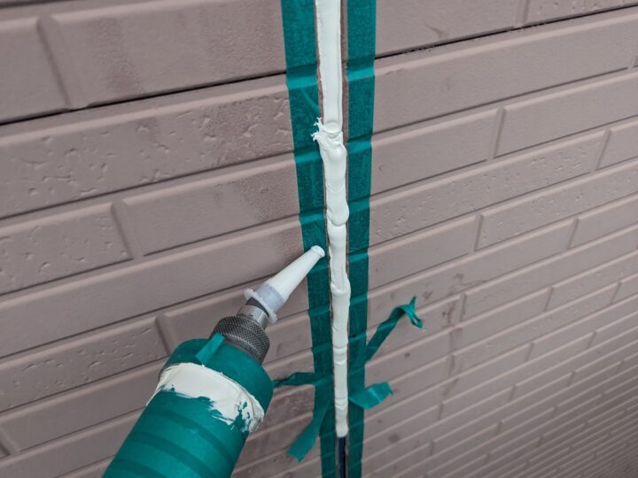 防水機能のある素材を注入する工程です。