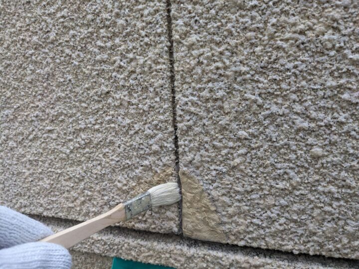 プライマー/下地材とシーリング材の密着性を良くする為にプライマー施工をしています。