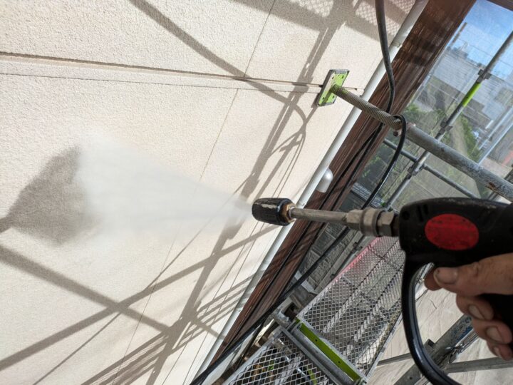 建物に付着した汚れや旧塗膜を落としました。