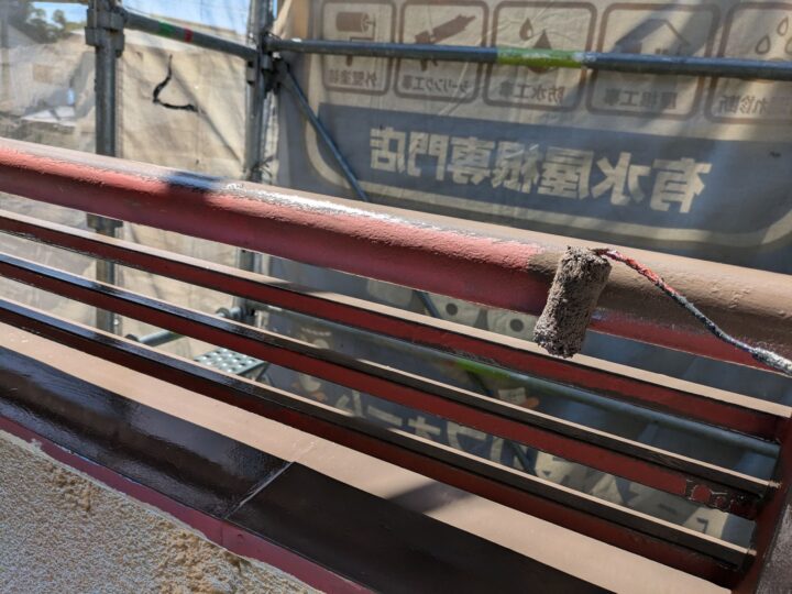 手摺/中塗り/中塗り材を塗布する工程です。