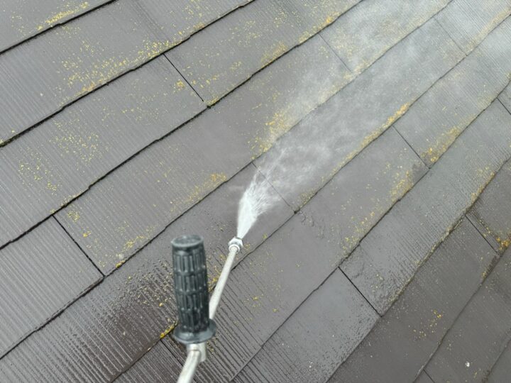 高圧洗浄/建物に付着した汚れや旧塗膜を落としました。