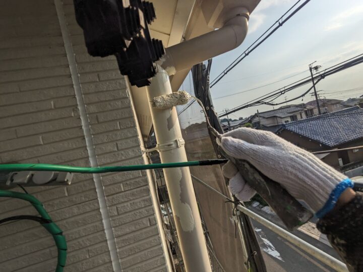 竪樋/中塗り材を塗布する工程です。