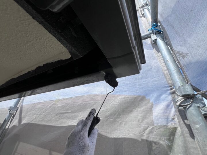 軒樋上塗り/上塗り材を塗布する工程です。これで塗装の工程は完了です。