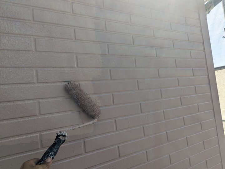 上塗り材を塗布する工程です。これで塗装の工程は完了です。