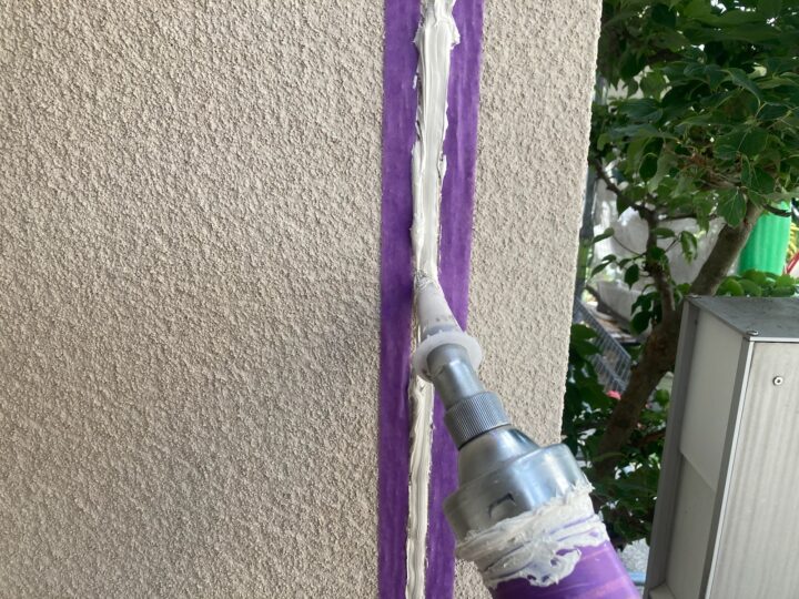 防水機能のある素材を注入する工程です。