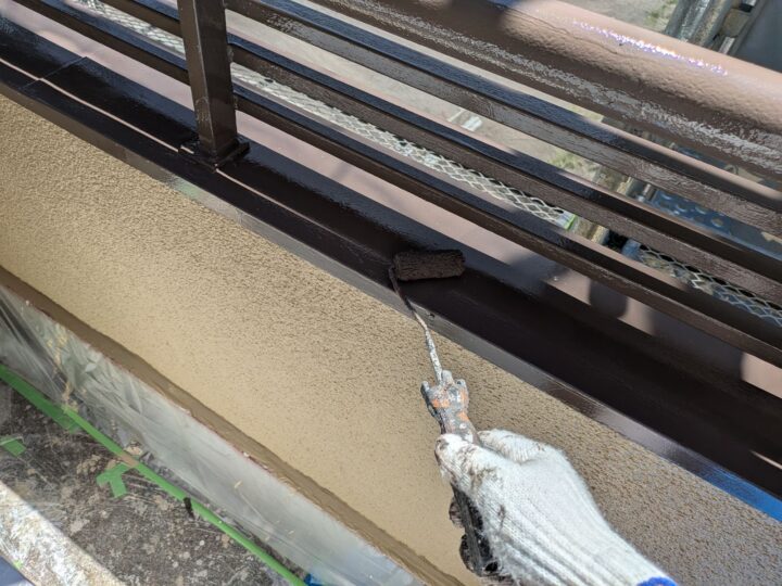 手摺/上塗り/上塗り材を塗布する工程です。これで塗装の工程は完了です。