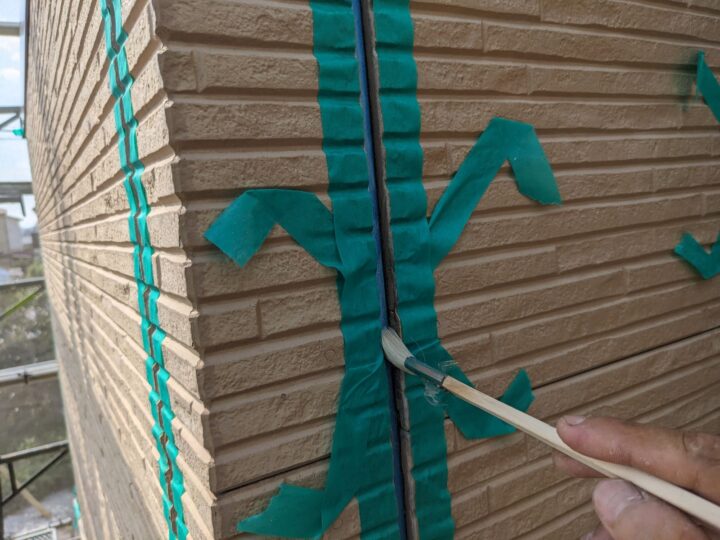 下地材とシーリング材の密着性を良くする為にプライマー施工をしています。