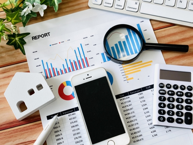 瀬戸市で外壁塗装の見積もり内容を確認しているイメージ